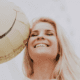 Lachende vrouw met ballon